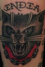 凶恶的黑猫和铁链纹身图案
