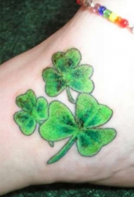 三片绿色爱尔兰三叶草纹身图案