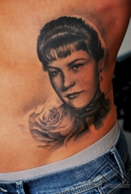 腰部黑白妇女肖像和玫瑰纹身图案