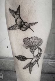 小腿黑色点刺蜂鸟和木槿花纹身图案