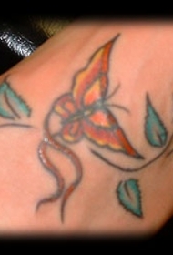 金色蝴蝶和树叶脚背纹身图案