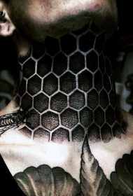 颈部有趣的黑色蜂巢纹身图案