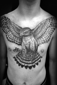 奇妙的写实黑白飞行鹰胸部纹身图案