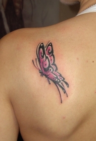 背部粉红色的小蝴蝶纹身图案