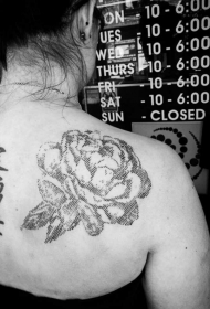 肩部的黑色线条大玫瑰纹身图案