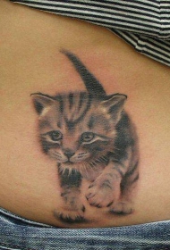 可爱逼真的步行小猫纹身图案