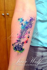 手臂水彩风格的墨水瓶与羽毛和猫爪纹身图案