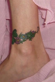 脚踝三叶草花环纹身图案