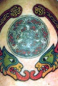 凯尔特结与神话中的怪兽彩色纹身图案