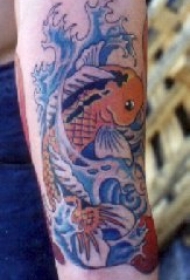 金色鲤鱼与蓝色的水纹身图案