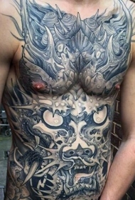 胸部和腹部奇特的黑色幻想龙纹身图案
