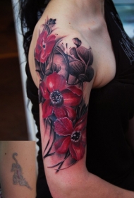 大臂蝴蝶和红色花朵纹身图案