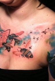 胸部彩色蜜蜂和蜂巢纹身图案