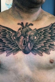 胸部原设计的心脏与翅膀纹身图案