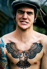 男性胸部彩色猫头鹰两个头纹身图案