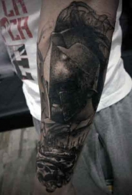 手臂戏剧性的黑色斯巴达战士与骷髅纹身图案