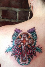 背部凯尔特十字架与玫瑰与花朵纹身图案