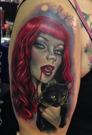红头发的女吸血鬼和黑猫大臂纹身图案