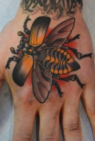 手臂的橙色昆虫纹身图案