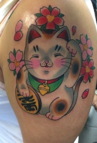 大臂old school可爱的招财猫和粉红色花朵纹身图案
