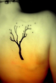 背部孤独的黑色树纹身图案