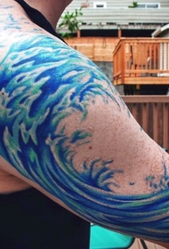 大臂简单的蓝色波浪纹身图案