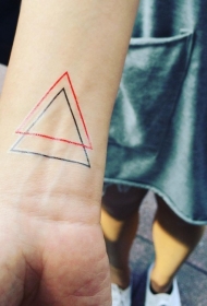 手腕红色和黑色的三角形线条纹身图案