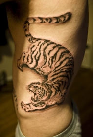 来势汹汹的黑色老虎侧肋纹身图案