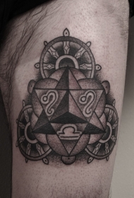 大腿黑色船舵与星座符号纹身图案