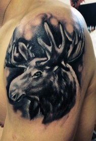 大臂写实风格的黑白大麋鹿纹身图案