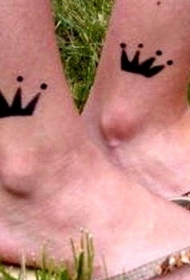 两个黑色的皇冠脚踝纹身图案