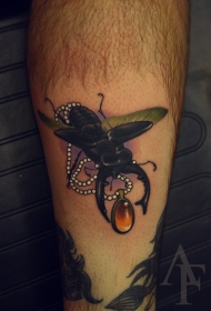 小腿黑色昆虫与珠宝纹身图案