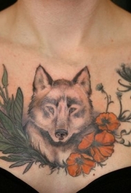胸部红色的罂粟花和狼头纹身图案
