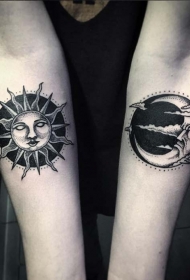 小臂old school黑色点刺太阳和月亮纹身图案