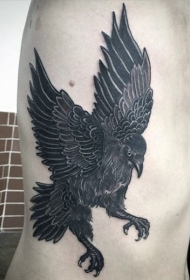 侧肋黑乌鸦个性纹身图案