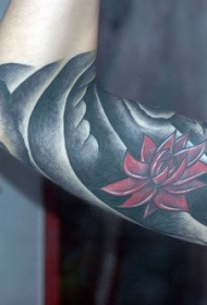 手臂黑色背景和红色莲花纹身图案