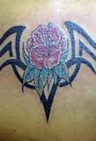 红玫瑰与黑色部落符号纹身图案