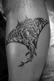 手臂黑色部落饰品程鳐鱼纹身图案