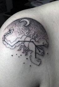 肩部有趣的黑色天蝎星座纹身图案