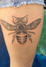 大腿黑白点刺个性的蜜蜂纹身图案