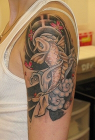 大臂黑色的锦鲤与花朵纹身图案