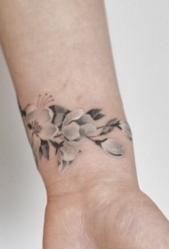 优雅的白色和灰色樱花手腕纹身图案