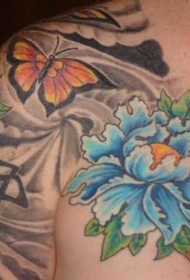 肩部蝴蝶和蓝色花朵纹身图案