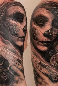 大臂墨西哥传统风格黑色女子手枪纹身图案