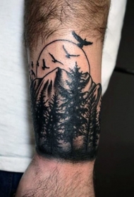 手腕黑色的森林和鸟类纹身图案