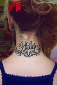 女生颈部黑白字母与藤蔓纹身图案