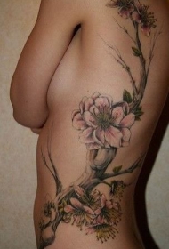 女生侧肋逼真的樱桃树枝纹身图案