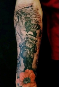 手臂写实黑色花朵与二战士兵纹身图案