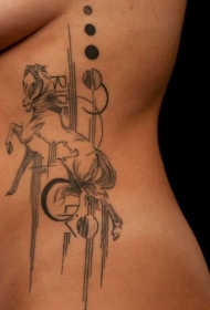 侧肋黑色线条马纹身图案