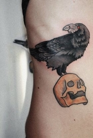 侧肋传统的彩色骷髅与黑乌鸦纹身图案